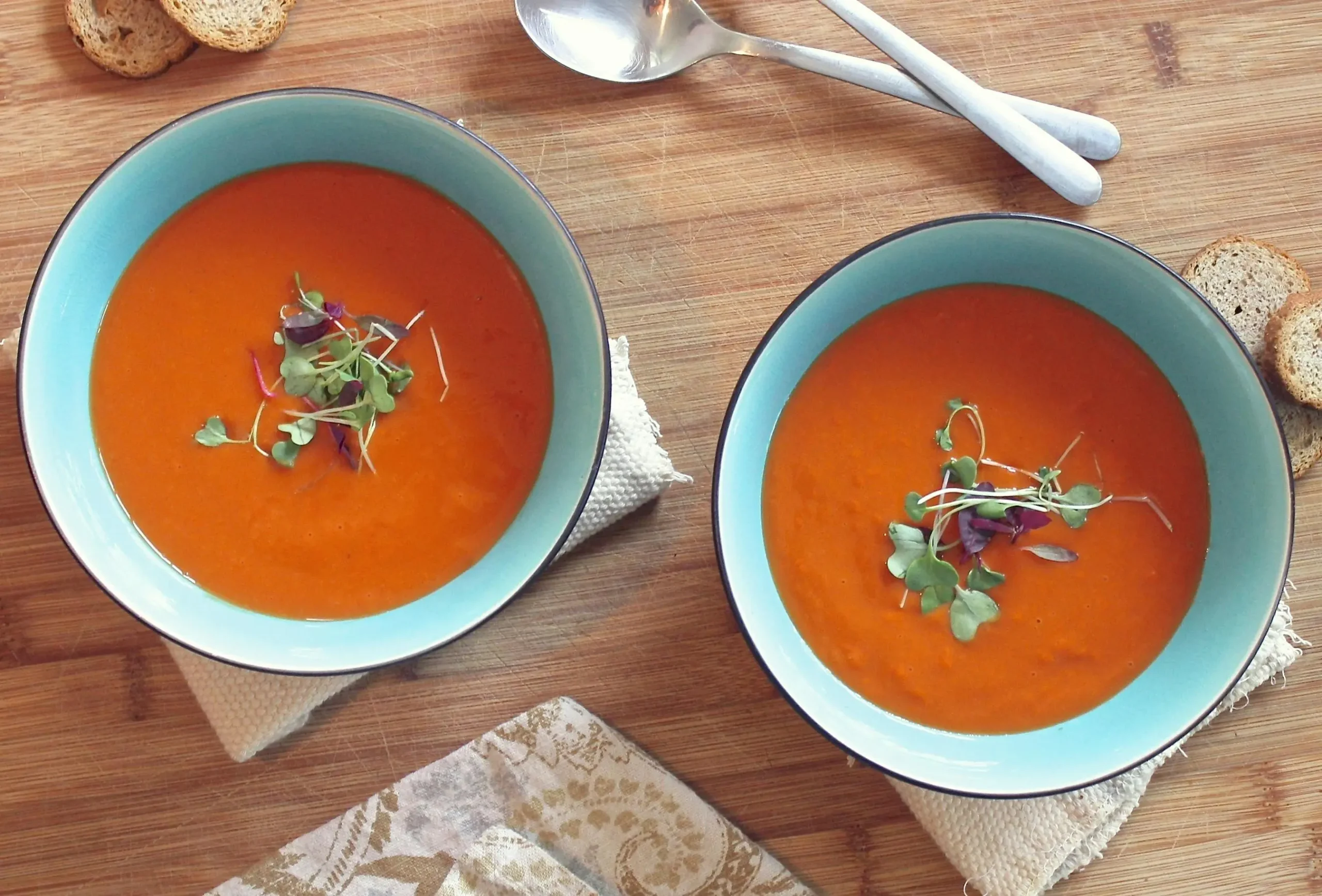salmorejo-servido-en-la-mesa